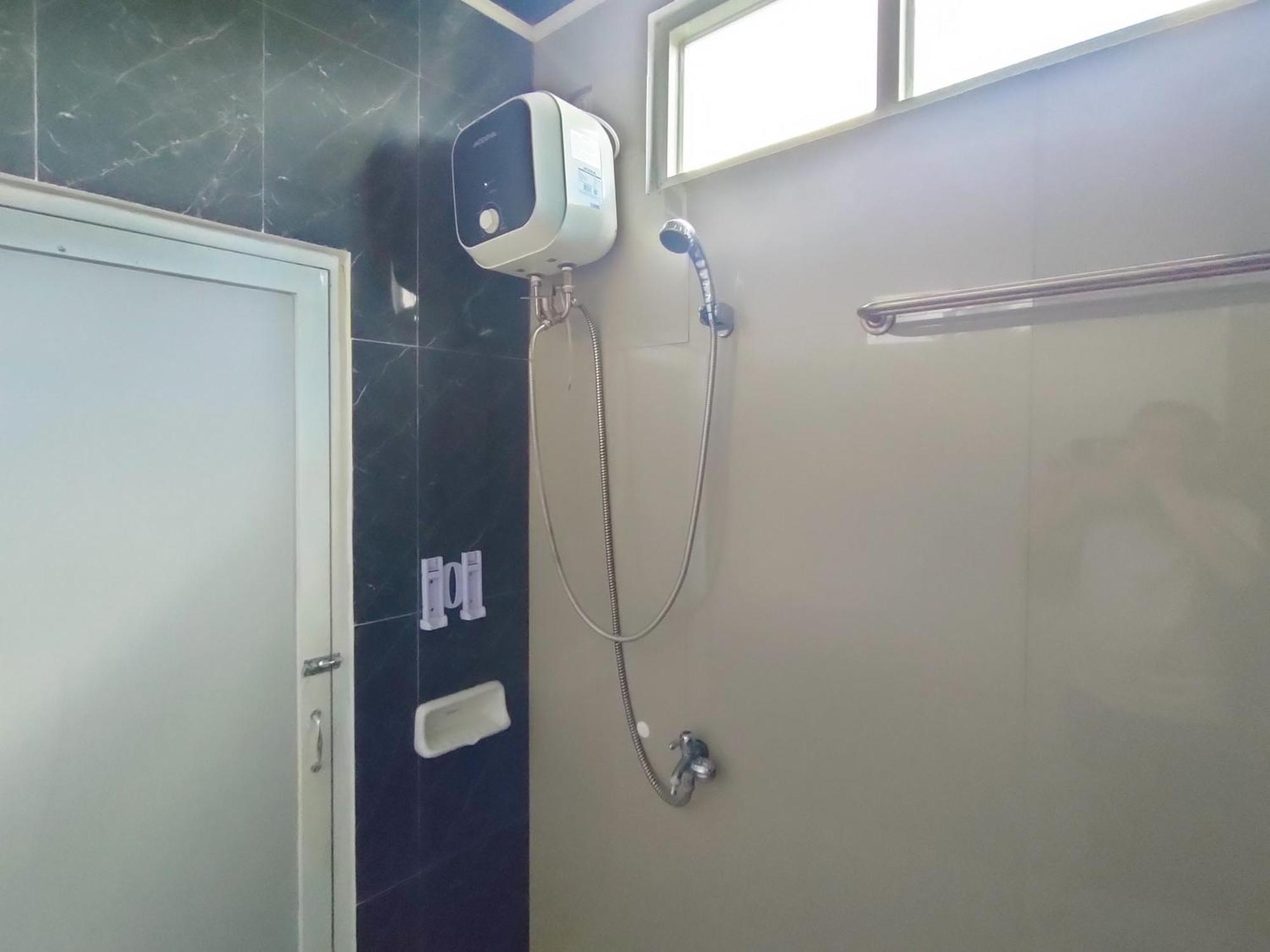 ホテル Reddoorz Syariah Near Stasiun Wates Wates  エクステリア 写真