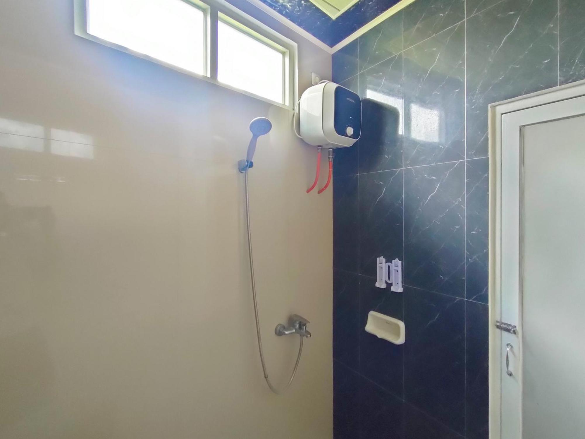 ホテル Reddoorz Syariah Near Stasiun Wates Wates  エクステリア 写真