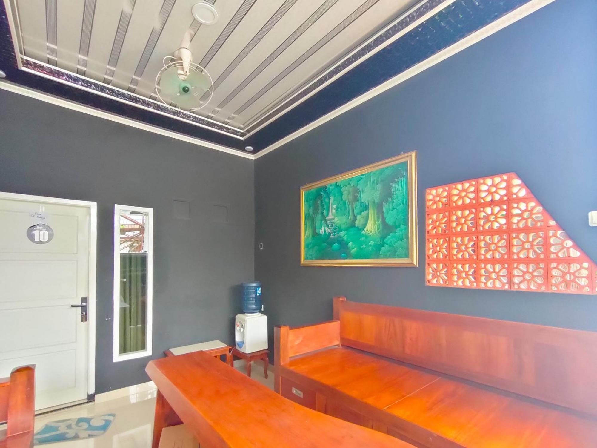ホテル Reddoorz Syariah Near Stasiun Wates Wates  エクステリア 写真
