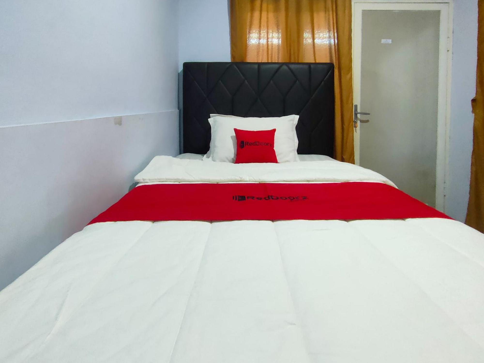 ホテル Reddoorz Syariah Near Stasiun Wates Wates  エクステリア 写真
